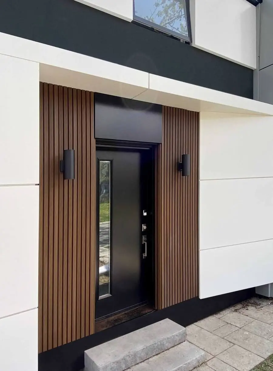 Entrée de maison avec bardage composite bois